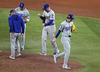 　ブルージェイズ戦の９回、降板するドジャース・佐々木（右端）＝トロント（共同）