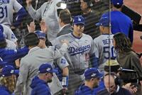 　ブルージェイズに勝利し、チームメートとタッチを交わすドジャース・大谷（中央）＝トロント（共同）