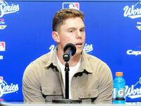 　会見で試合を振り返るスミス（撮影・小林信行）