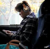 　バス車内でスマホを操作する山本（ロサンゼルス・ドジャース提供）