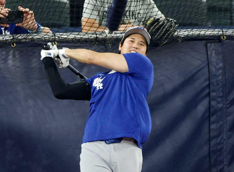 　グラウンドで打撃練習する大谷（共同）