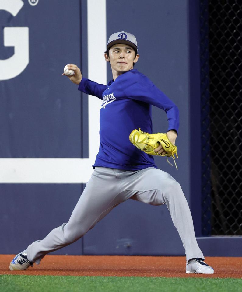 　キャッチボールするドジャース・佐々木（共同）