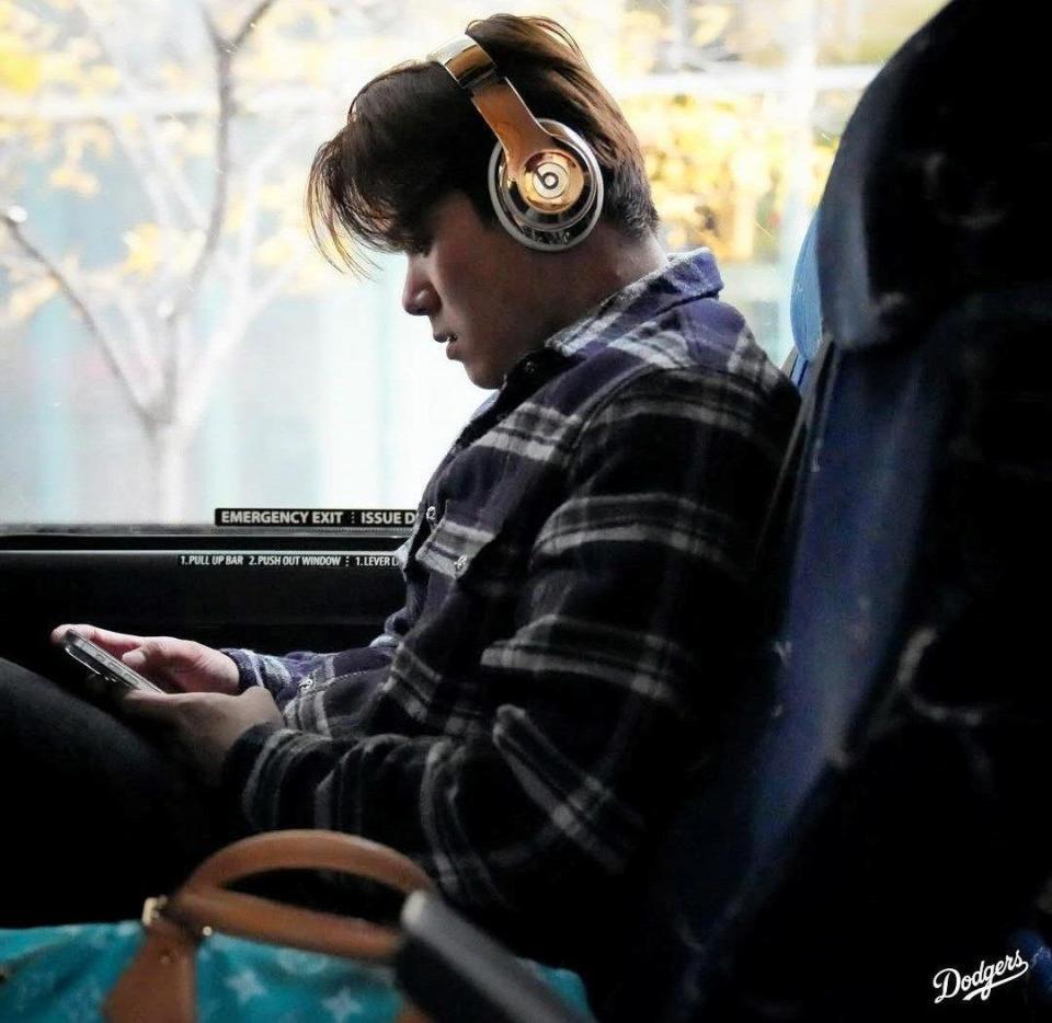 　バス車内でスマホを操作する山本（ロサンゼルス・ドジャース提供）