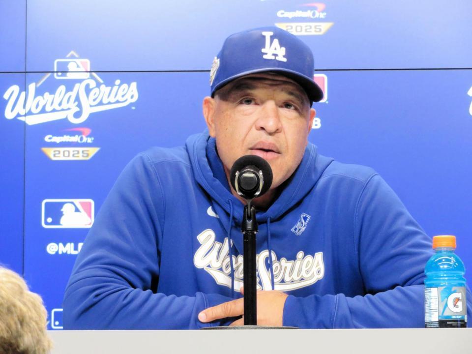 　試合前の会見で報道陣の質問に答えるロバーツ監督（撮影・小林信行）