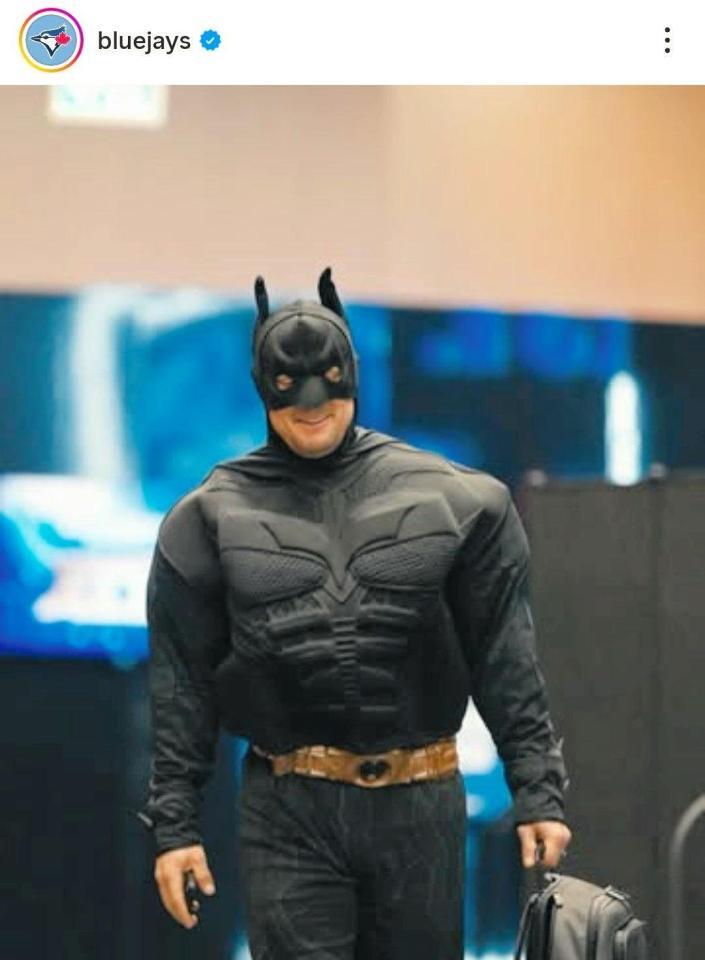 　バットマンのコスプレで球場入りするハイネマン。ブルージェイズのインスタグラム（ｂｌｕｅｊａｙｓ）より