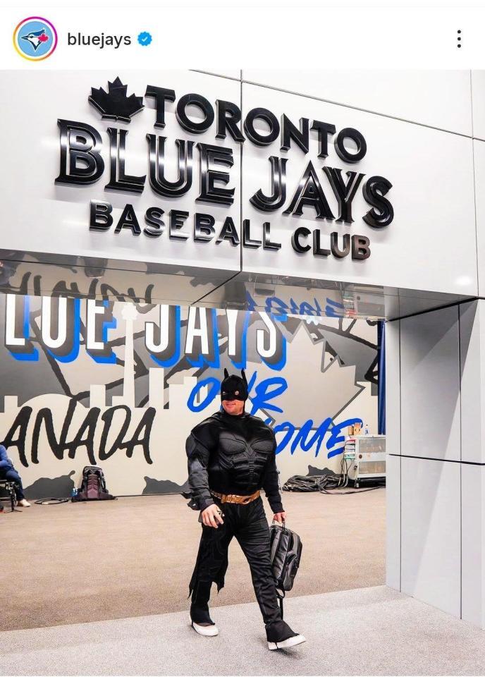 　バットマンのコスプレで球場入りするハイネマン。ブルージェイズのインスタグラム（ｂｌｕｅｊａｙｓ）より
