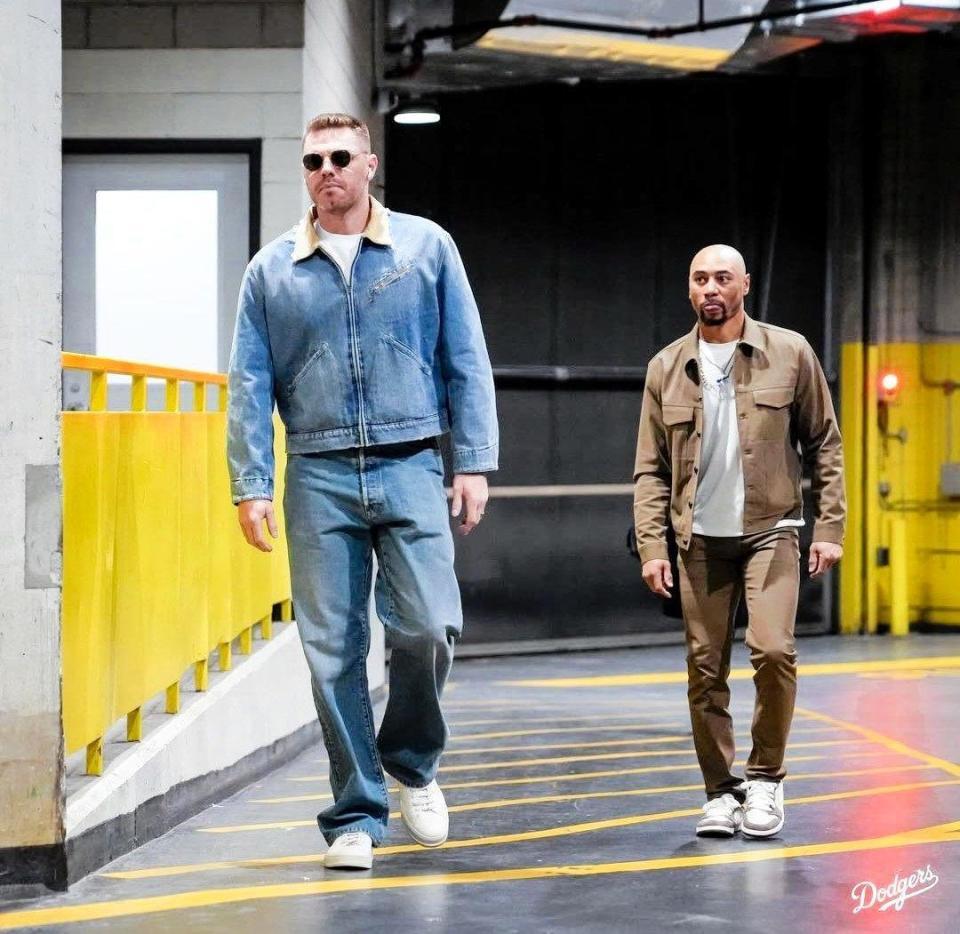 　球場入りするフリーマンとベッツ（ロサンゼルス・ドジャース提供）