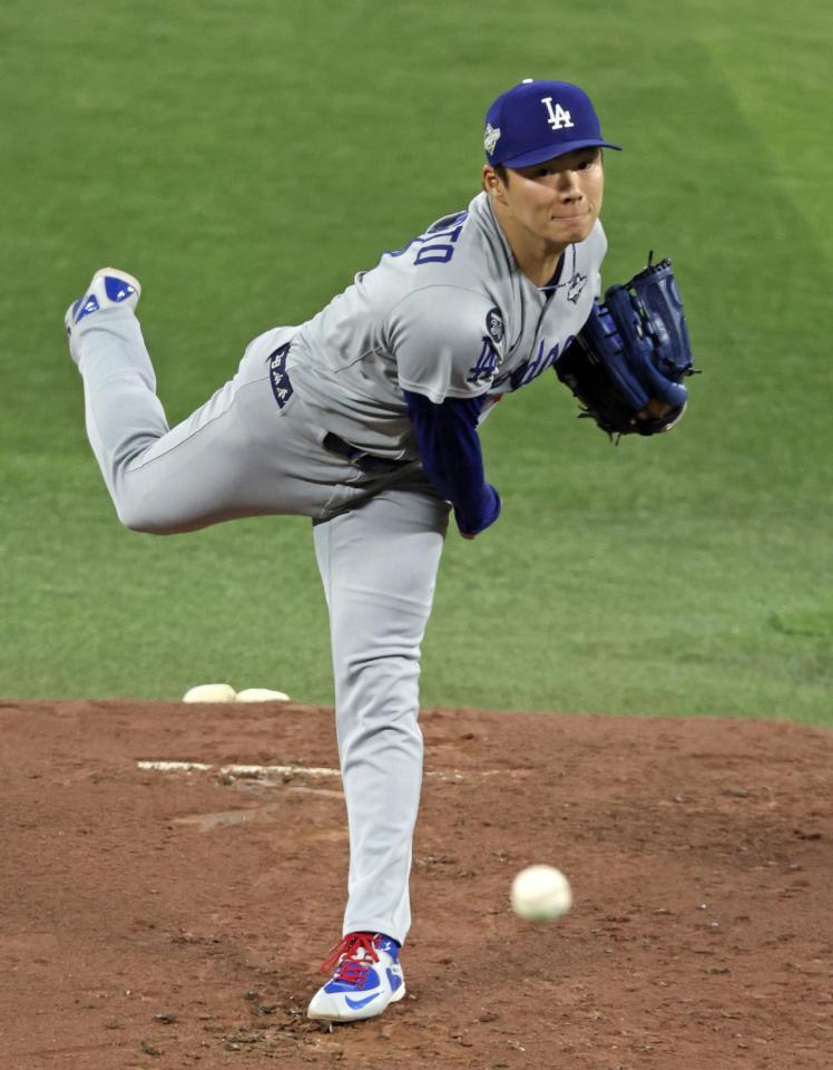　米大リーグ・ブルージェイズとのワールドシリーズ第６戦に先発したドジャースの山本由伸＝31日、トロント（共同）