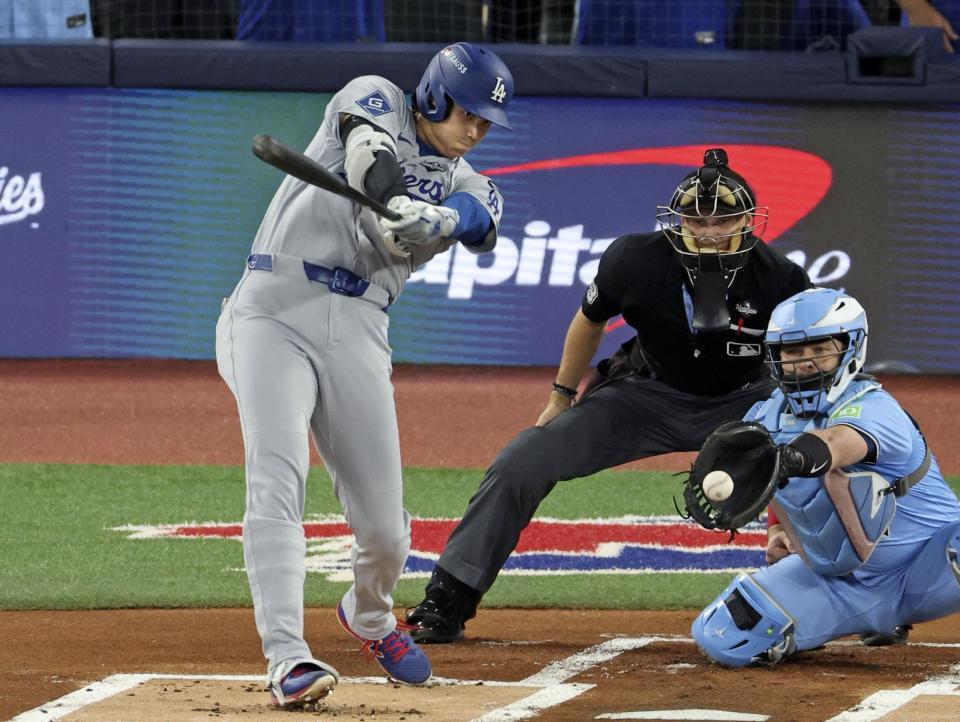 　ブルージェイズ戦の１回、空振り三振に倒れるドジャース・大谷＝トロント（共同）