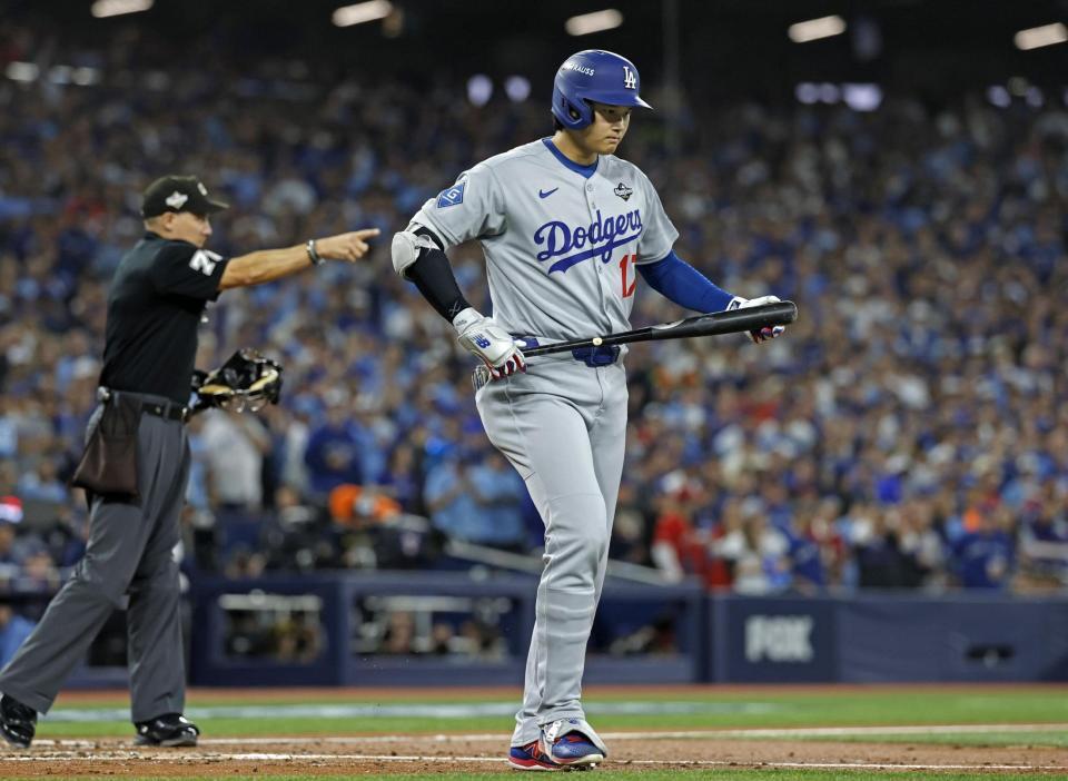 　ブルージェイズ戦の３回、申告敬遠で出塁するドジャース・大谷＝トロント（共同）