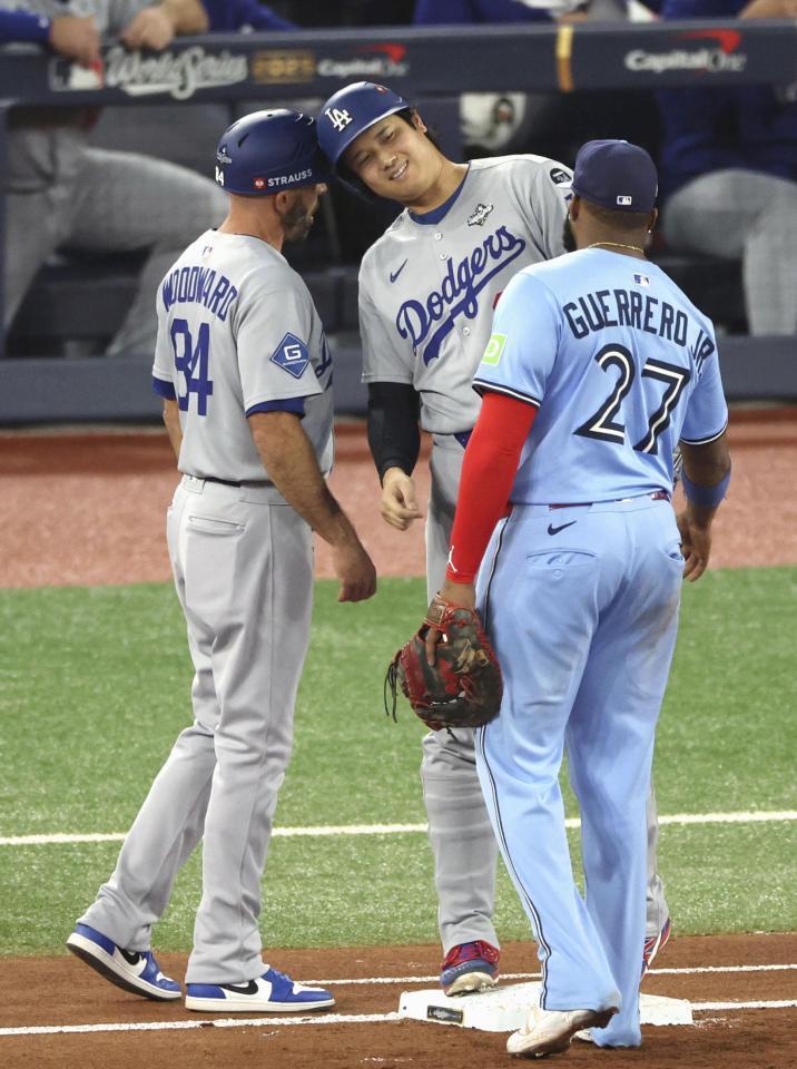 　ブルージェイズ戦の３回、申告敬遠で出塁したドジャース・大谷＝トロント（共同）