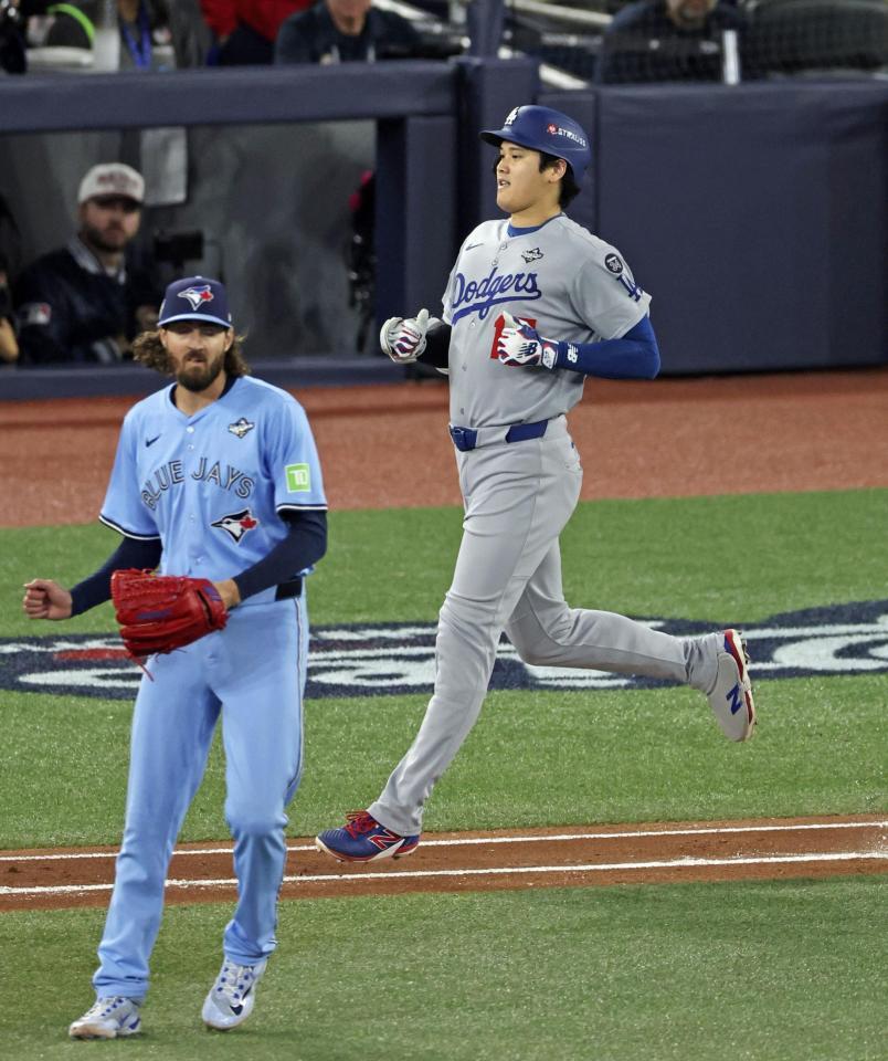 　ブルージェイズ戦の５回、一ゴロに倒れたドジャース・大谷。左は投手ガウスマン＝トロント（共同）