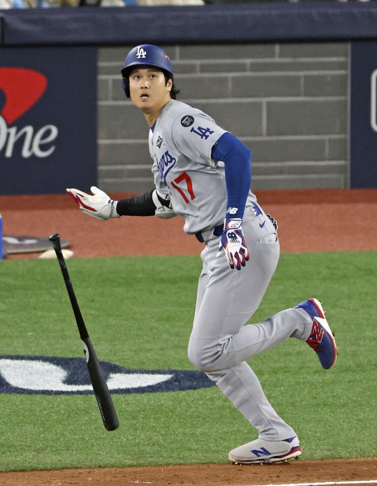　ブルージェイズ戦の８回、二塁打を放つドジャース・大谷＝トロント（共同）