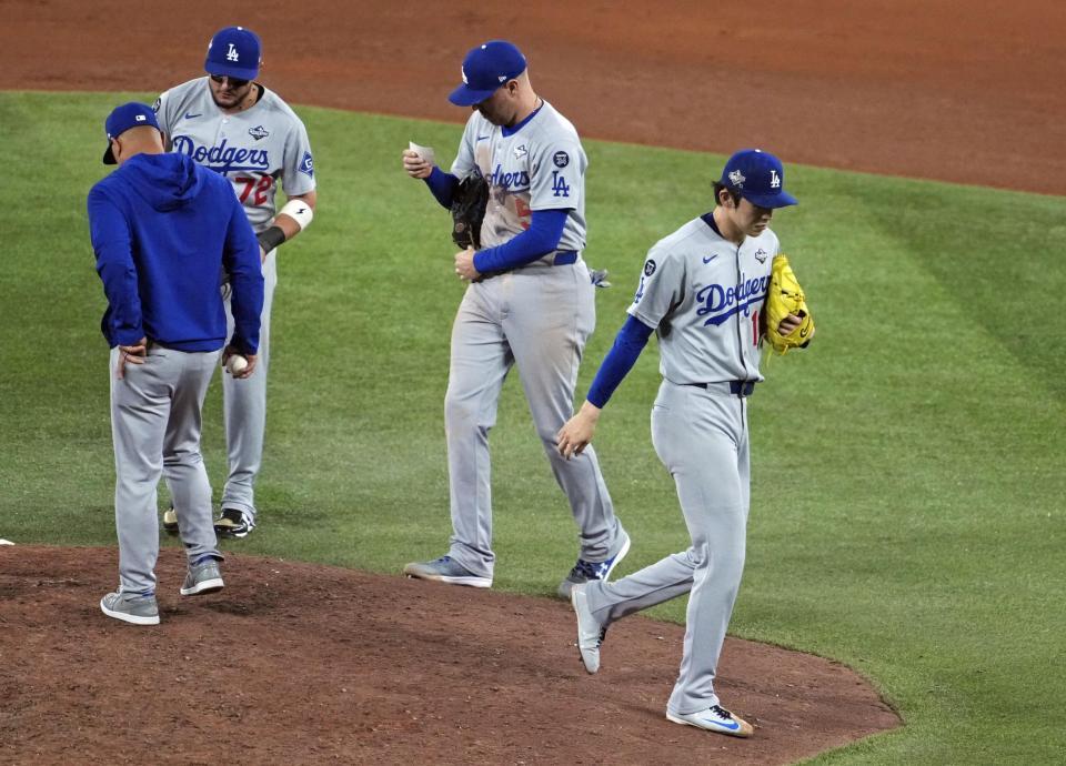 　ブルージェイズ戦の９回、降板するドジャース・佐々木（右端）＝トロント（共同）