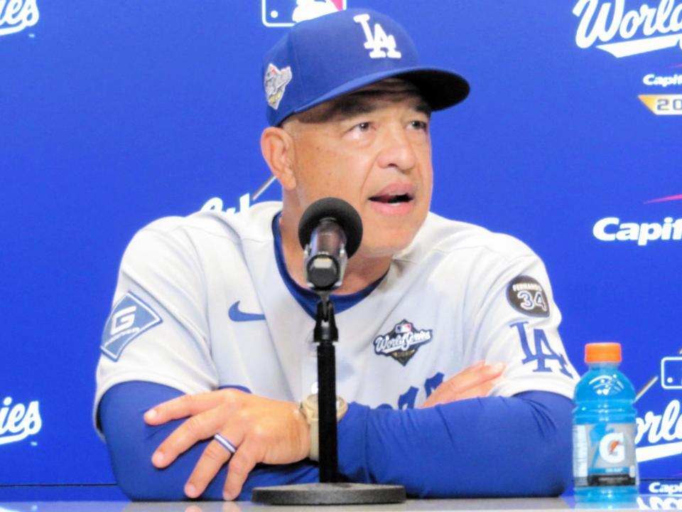 　試合後、会見で語るロバーツ監督（撮影・小林信行）