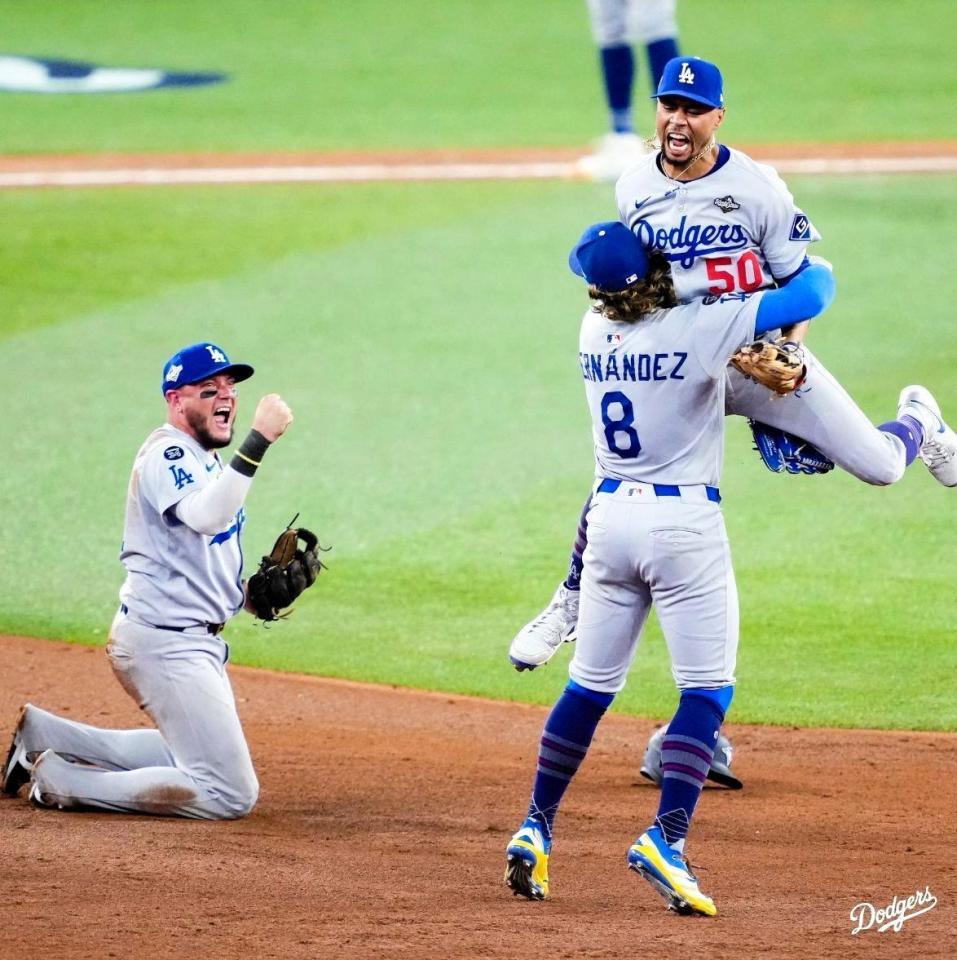 　勝利が決まり、抱き合うベッツとキケ（右）とロハス（左）＝ロサンゼルス・ドジャース提供