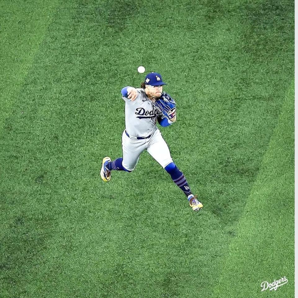 　素早い送球で窮地を救ったキケ・ヘルナンデス（ロサンゼルス・ドジャース提供）