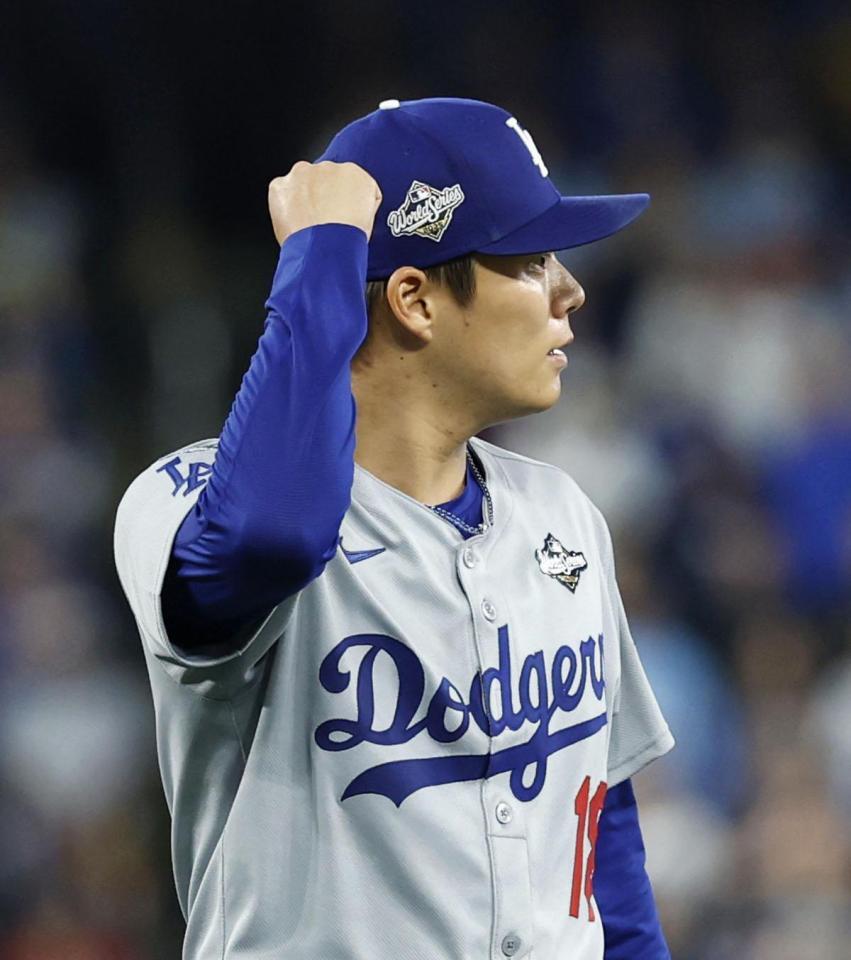 　ブルージェイズ戦の４回、バーショを併殺に打ち取りガッツポーズするドジャース・山本＝トロント（共同）