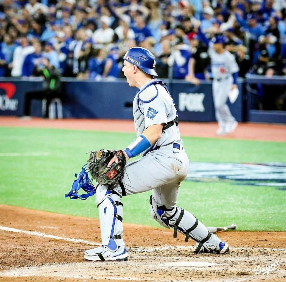 　勝利の瞬間、絶叫してガッツポーズするスミス（ロサンゼルス・ドジャース提供）