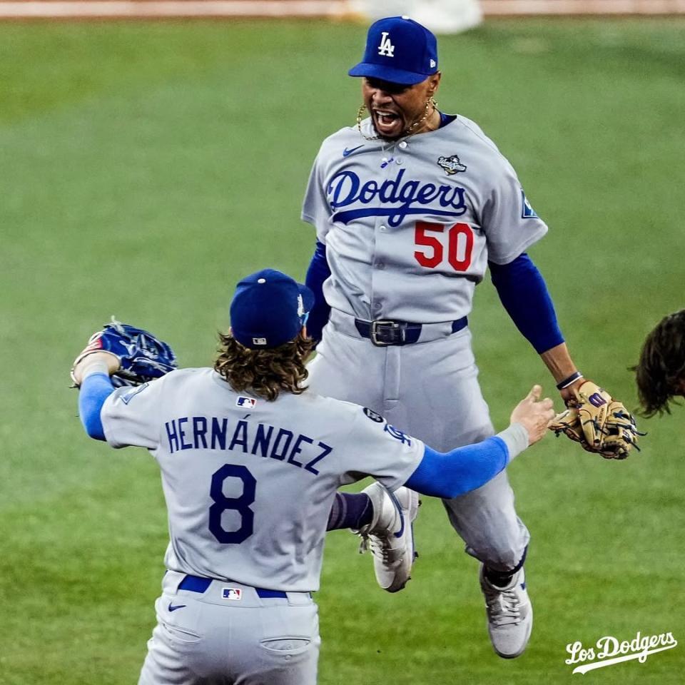 　勝利が決まり、抱き合うベッツとキケ（ロサンゼルス・ドジャース提供）