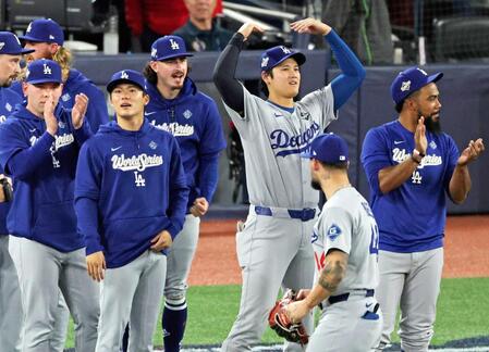 　９回、ヒメネスの併殺がチャレンジとなり、判定を待つドジャースの大谷（中央右）と山本（同左）ら（共同）