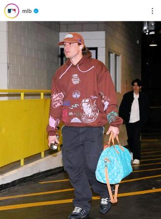 　球場入りするキケ・ヘルナンデス。ＭＬＢ公式インスタグラム（ｍｌｂ）より
