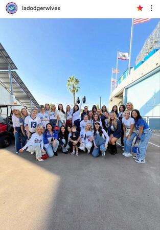 　ＷＳ第３戦に集結した奥様たち。ドジャーワイブスのインスタグラム（ｌａｄｏｄｇｅｒｗｉｖｅｓ）より