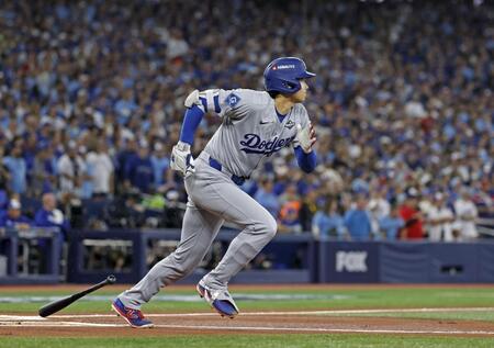 　１回、中前打を放つドジャースの大谷翔平（共同）