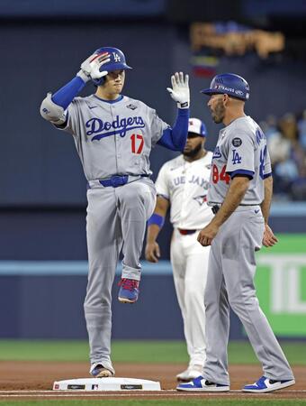 　１回、中前打で出塁しポーズをとる大谷（共同）