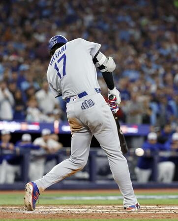 　５回、右前打を放つ大谷（共同）