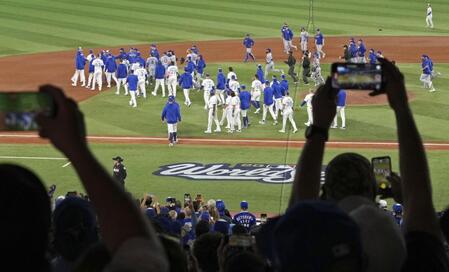 　４回、ブルージェイズのＡ・ヒメネスへの死球を巡り、グラウンドに飛び出した両チームの選手たち（共同）