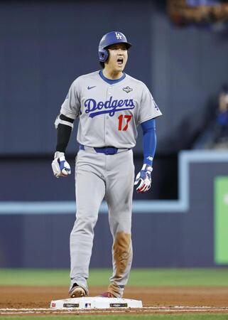 　５回、右前打を放ち一塁でほえる大谷（共同）