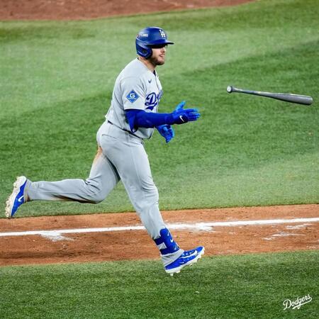 　８回、ソロ本塁打を放ち、バットフリップするマンシー（ロサンゼルス・ドジャース提供）