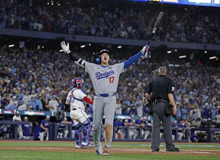　９回、ロハスの同点ソロを喜ぶ大谷（共同）