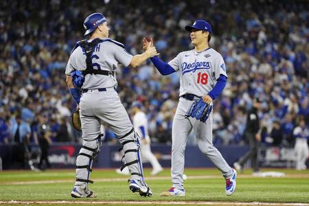 　ピンチをしのぎ捕手のスミス（左）とタッチを交わす山本（写真・ＡＰ／アフロ）