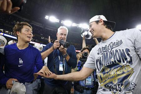 　ブルージェイズとのワールドシリーズ第７戦を制して２連覇を達成し、喜ぶ山本（左）と大谷（共同）