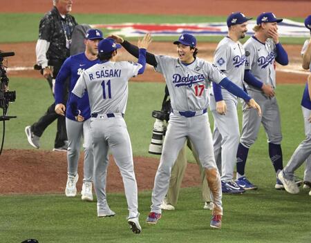 　ブルージェイズとのワールドシリーズ第７戦を制して２連覇を達成し、喜ぶ大谷（１７）と佐々木（１１）＝共同