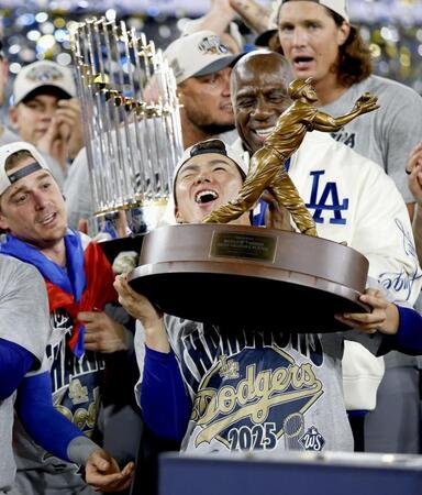 　ワールドシリーズのＭＶＰに選ばれ、トロフィーを持つ山本（共同）