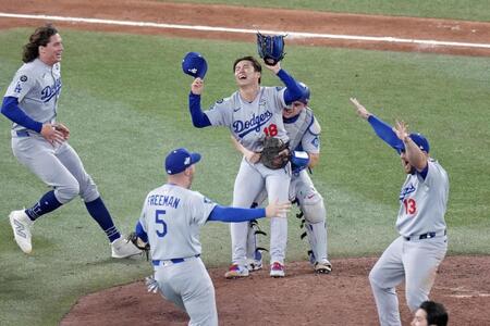 　ブルージェイズとのワールドシリーズ第７戦を制して２連覇を達成し、喜ぶ山本（中央）ら（カナダ通信・ＡＰ＝共同）