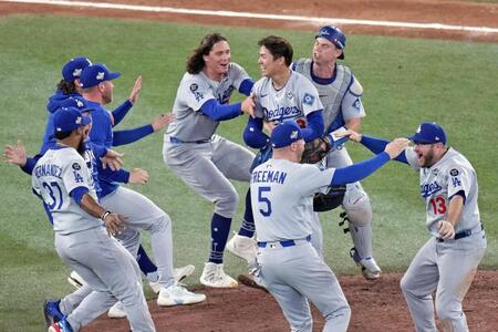 　ブルージェイズとのワールドシリーズ第７戦を制して２連覇を達成し、喜ぶ山本（中央）ら（カナダ通信・ＡＰ＝共同）