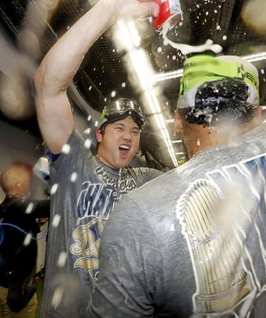 【写真】日本人トリオおおはしゃぎ! 由伸抱き上げる大谷が子どものよう! 佐々木朗希の表情もいい