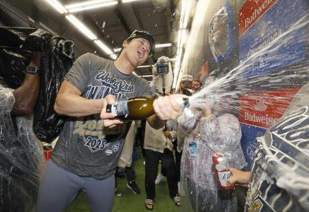 　ワールドシリーズ２連覇を達成し、シャンパンファイトを楽しむ大谷（共同）