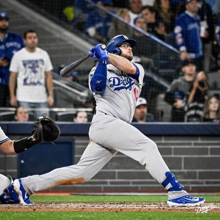 【写真】マンシーがケリー夫人と歓喜のハグ→普段見せない最高の表情　八回に反撃ののろし弾→ＷＳ連覇へつなげる