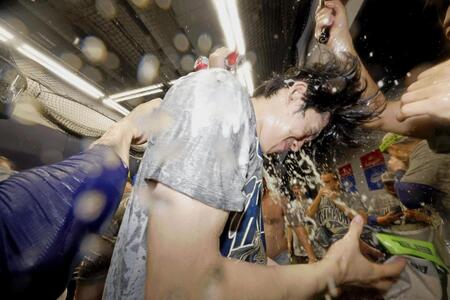 　ワールドシリーズ２連覇を達成し、シャンパンファイトで盛り上がる佐々木（共同）