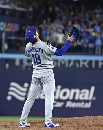 　米大リーグ、ブルージェイズとのワールドシリーズ第７戦の11回、最後の打者を併殺打に打ち取り、喜ぶドジャースの山本由伸＝２日、トロント（共同）