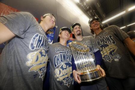 　ワールドシリーズ２連覇を達成し、トロフィーとともに笑顔の（左から）大谷、山本、スネル、グラスノー（共同）
