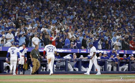 　ドジャースに敗れワールドシリーズ制覇を逃し、引き揚げるブルージェイズのゲレロ（27）ら＝トロント（共同）