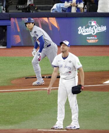 　１回、中前打を放つ大谷。投手シャーザー（共同）