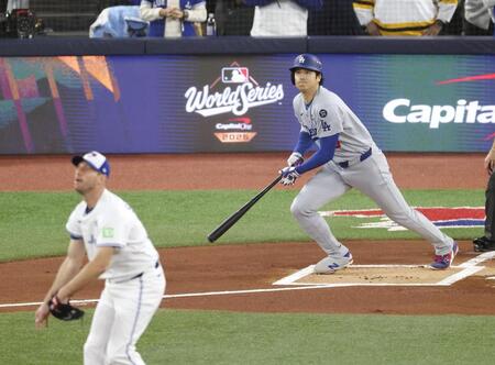 　１回、中前打を放つ大谷。投手シャーザー（共同）