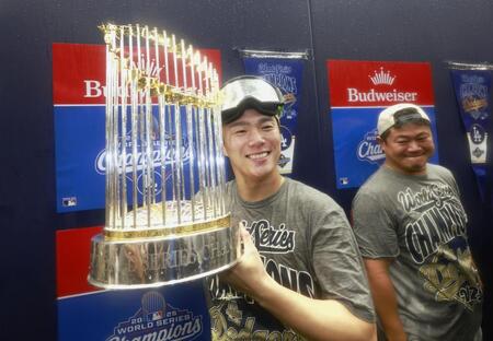 　ワールドシリーズ２連覇を果たし、シャンパンファイトでトロフィーを手に記念撮影するドジャース・山本＝トロント（代表撮影・共同）